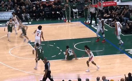 字母哥无对抗倒地，字母今年伤病开始多起来了，各队压价的好时机到了，不过千万别有什