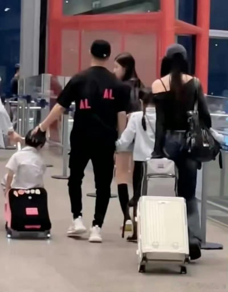 汪峰带四个孩子回京汪峰带四个娃回京这画面也太温馨了吧！手牵手的样子看得人心里暖暖