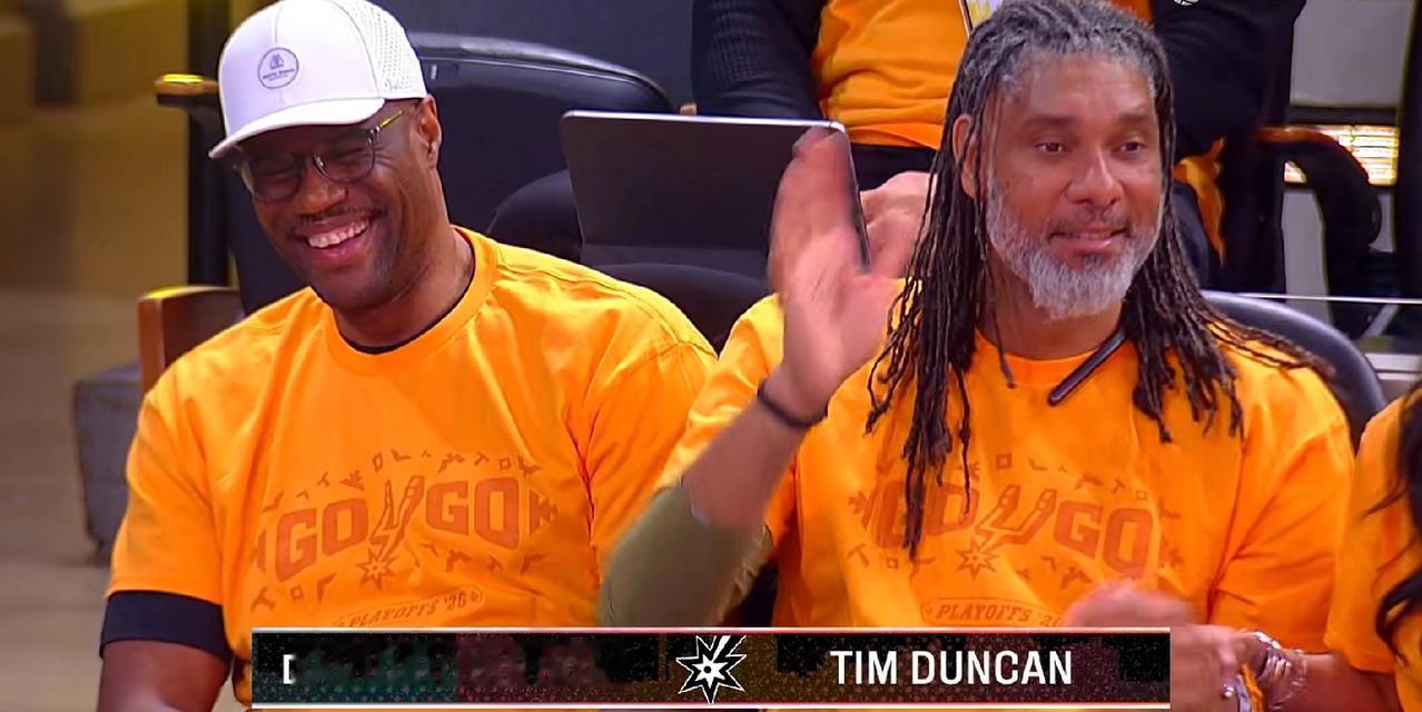 邓肯也沧桑了吧！在马刺主场迎战开拓者的比赛中发生令人唏嘘一幕：坐在观众席的两位马