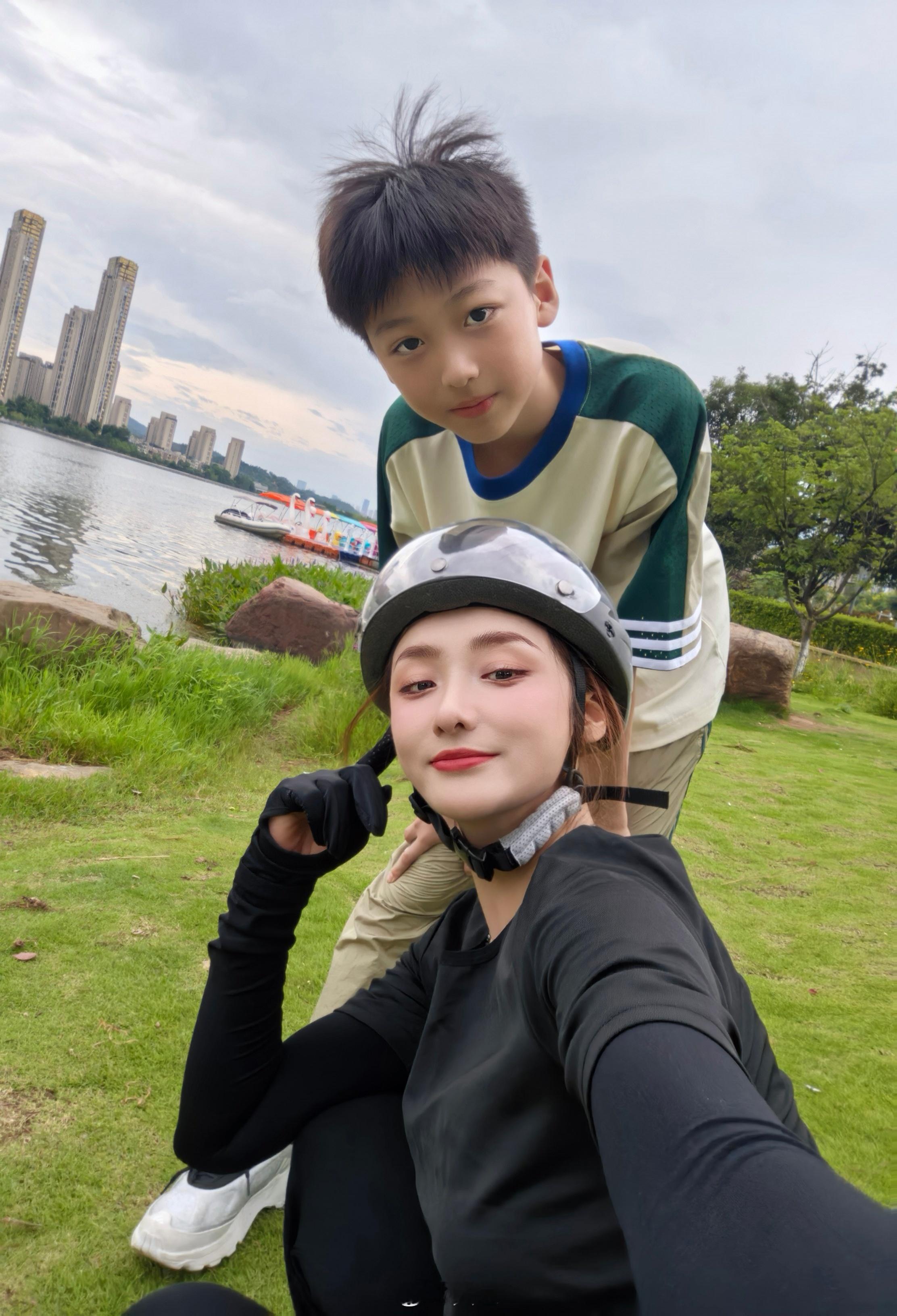 👩:明天我监考一天，不在家，不用等我吃饭👨:小宝小贝，那我们去逛逛商场吧，在