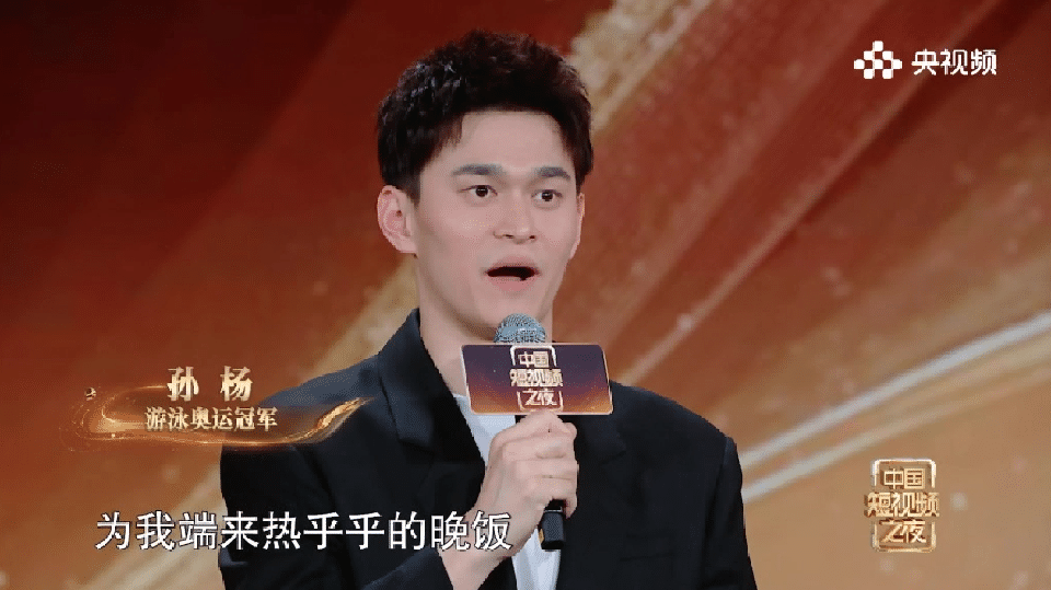 这声哽咽里藏着多少深夜泳池的孤寂！从短视频里的训练日常到提及家人时的泪光，让我们