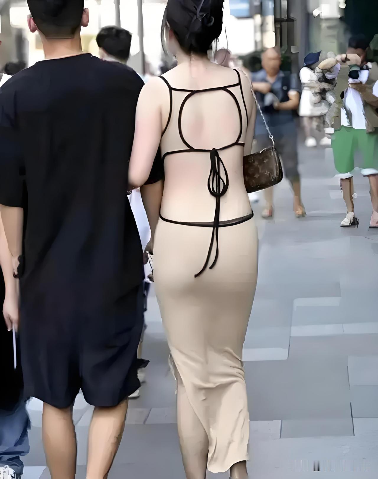 街拍最美背影！就说这体型正不正？皮肤白不白？谁看了不回头？背影美女图