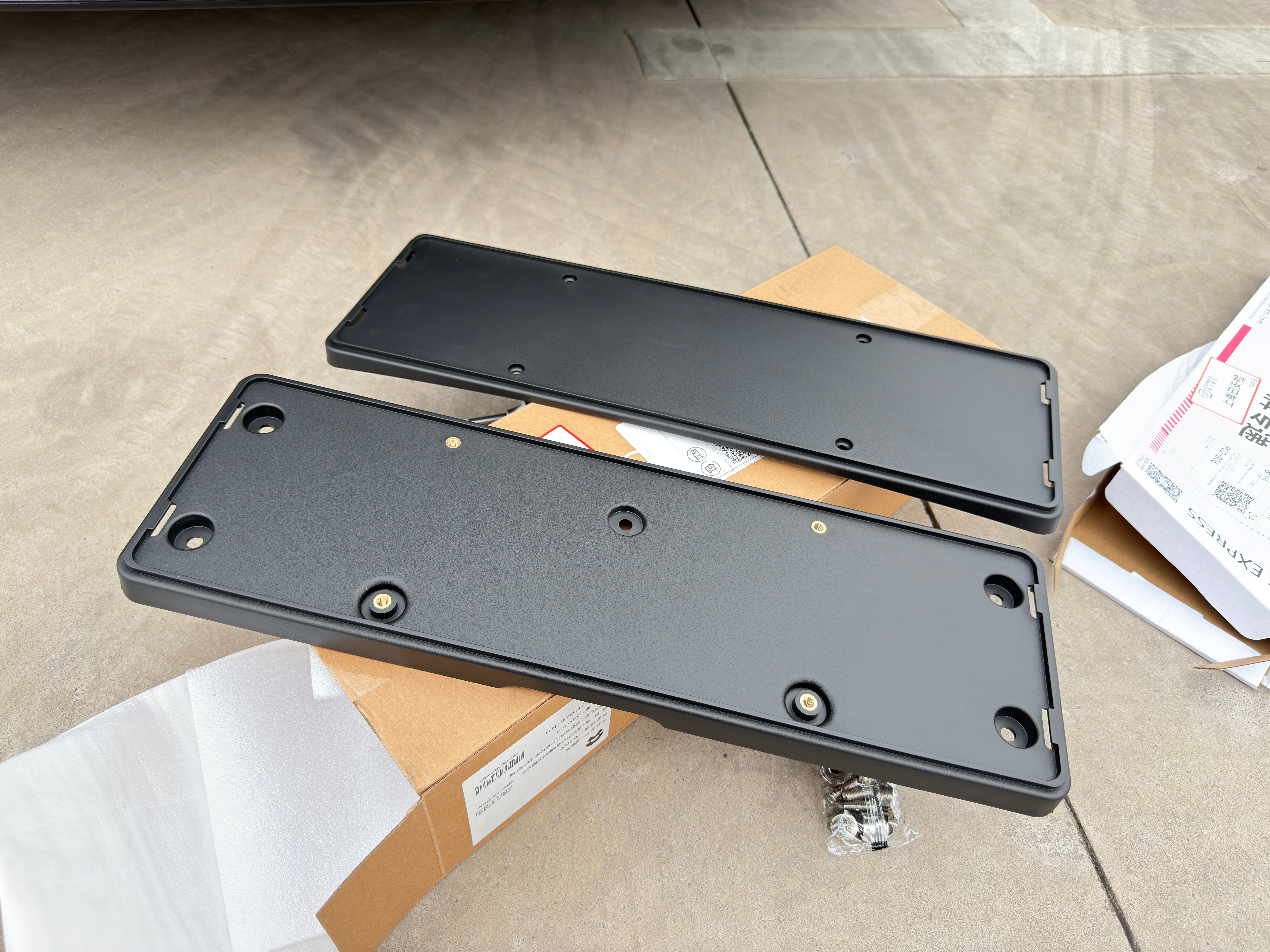 一个后市场冷知识。这种专车专用的牌照框是我开创的，在此之前市场上只有那种像学校饭