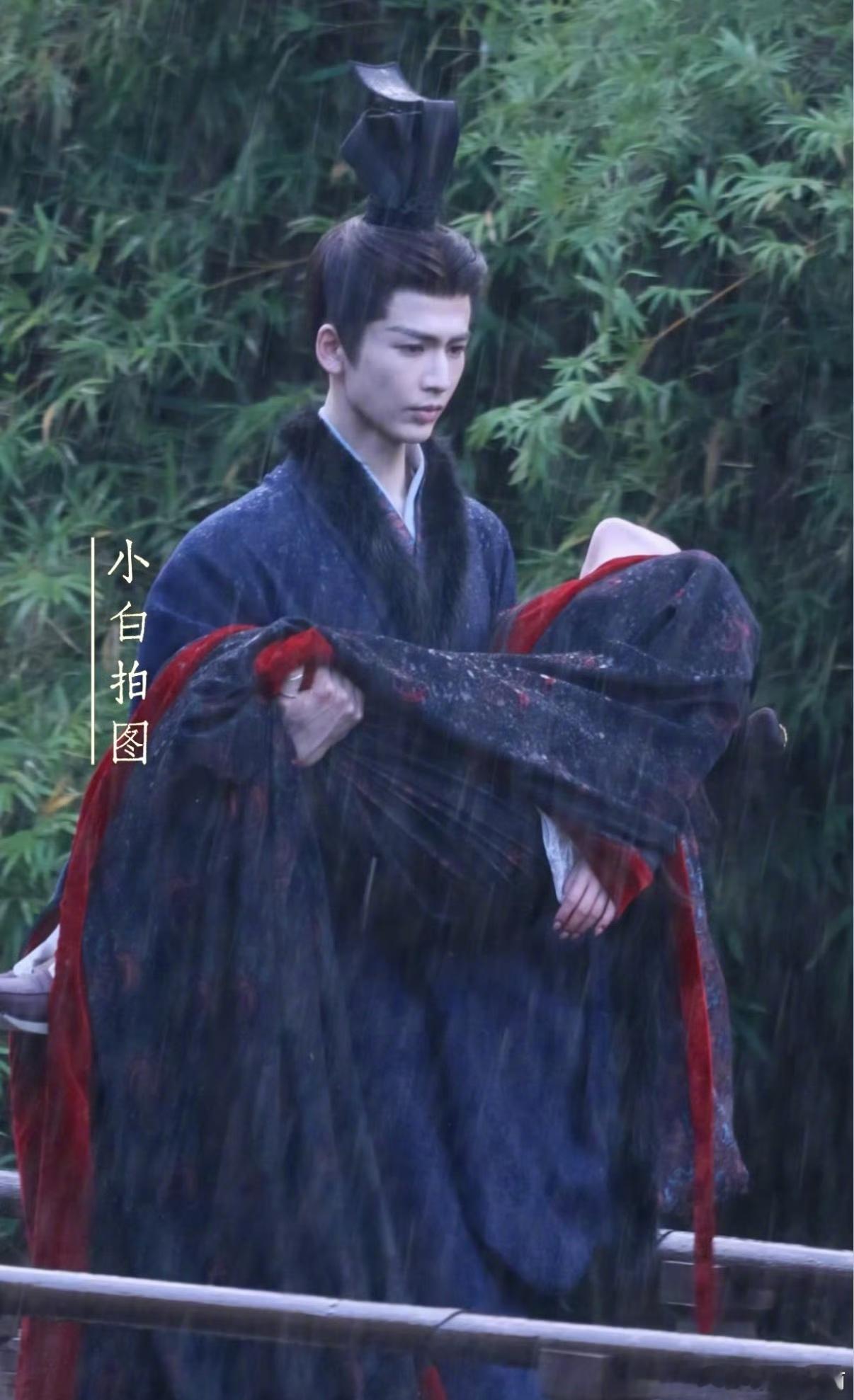 张凌赫何蓝逗刺棠雨中公主抱，失去妹妹的叶亭宴这个苦啊…💧 ​​​