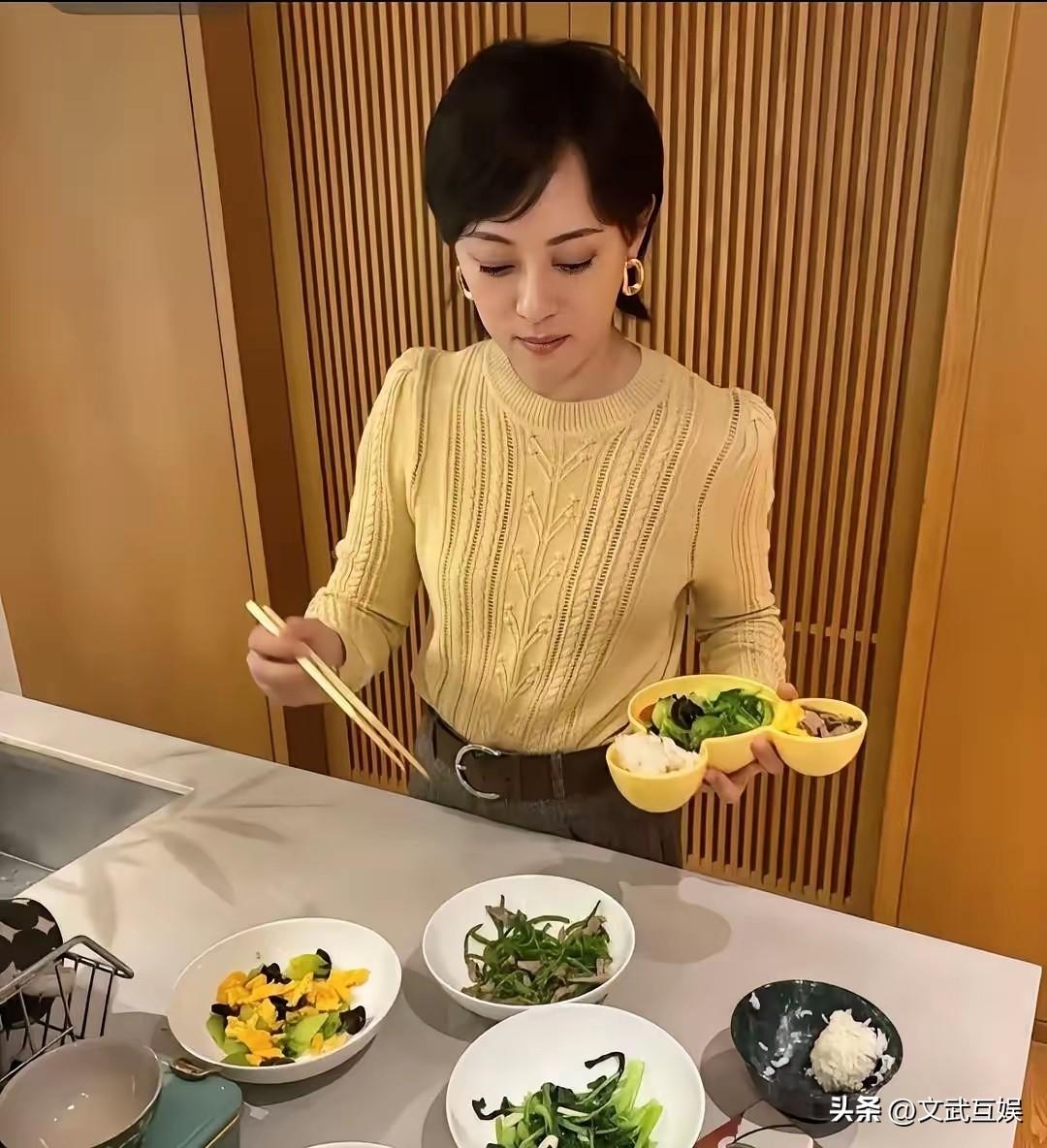 看到孙俪家的晚餐，我沉默了
​你敢信吗？娘娘孙俪家的晚饭，就是桌上这几盘菜
​炒