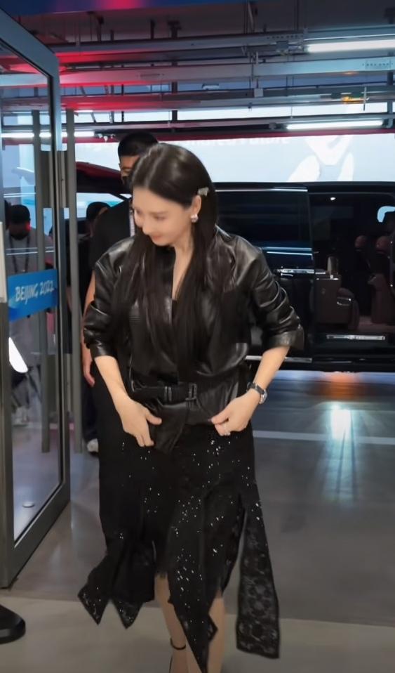 久违的张柏芝久违的黑长直
还是那么美，还是那么让人喜欢
一身黑色配黑长直
美得很