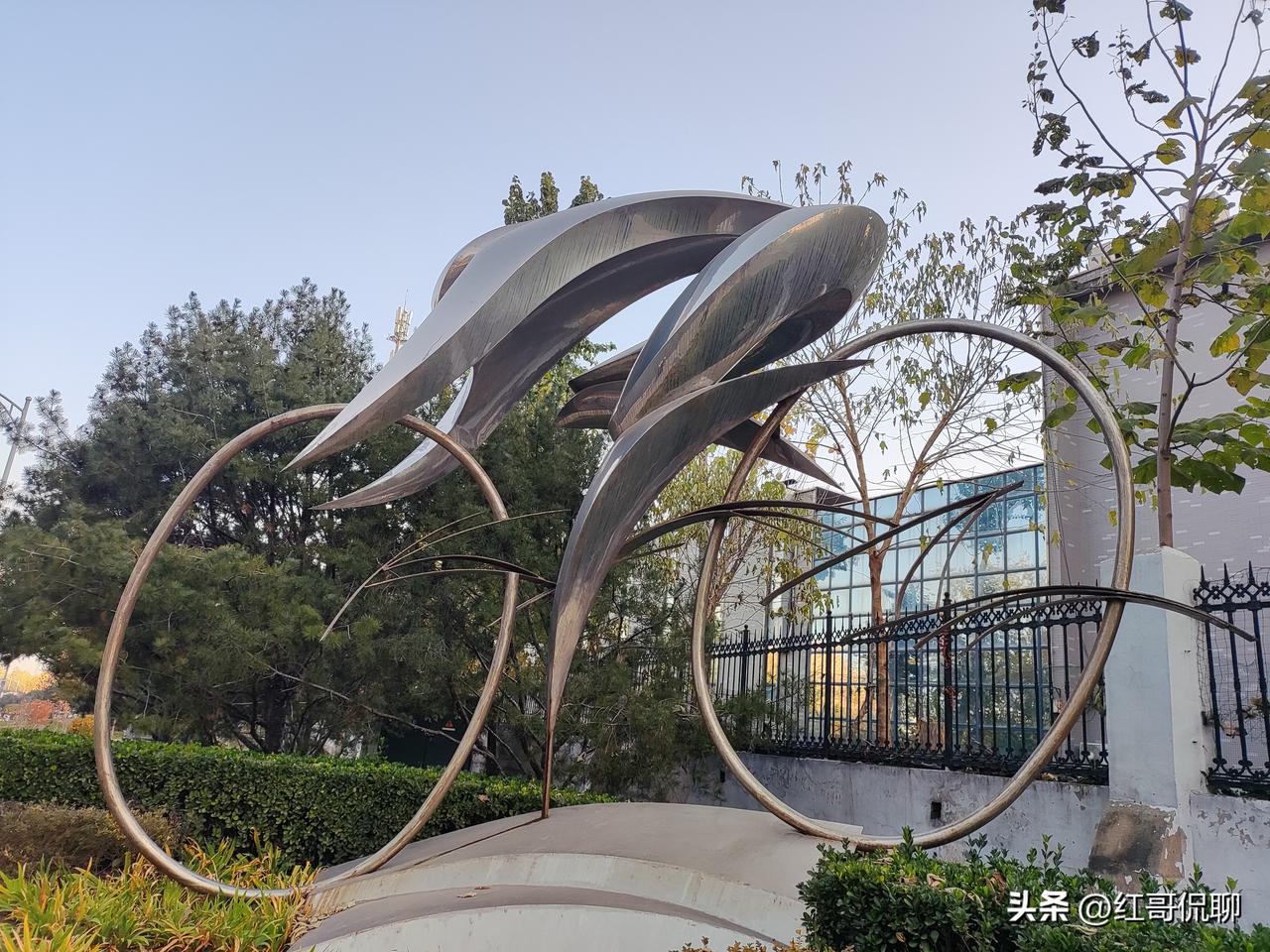 拍球姿势不对，必须手空心