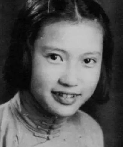 1983年，秦怡正忙着为丈夫金焰准备葬礼，突然看到一个青年，扑在遗体旁哭喊着：“