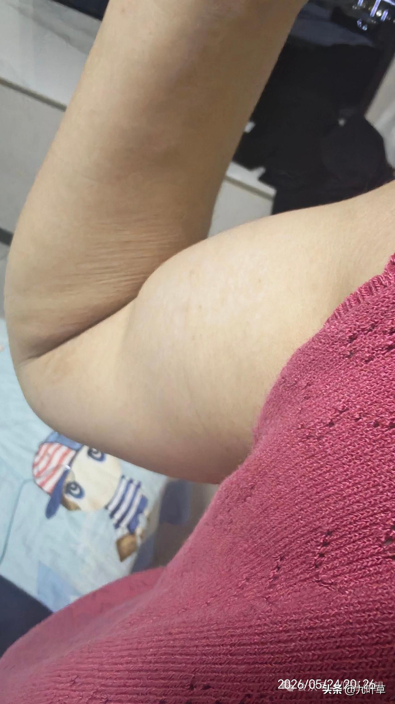 都是女人，
区别怎么就这么大呢？
这分明就是:
一只手臂在扛生活的砖，
另一只手