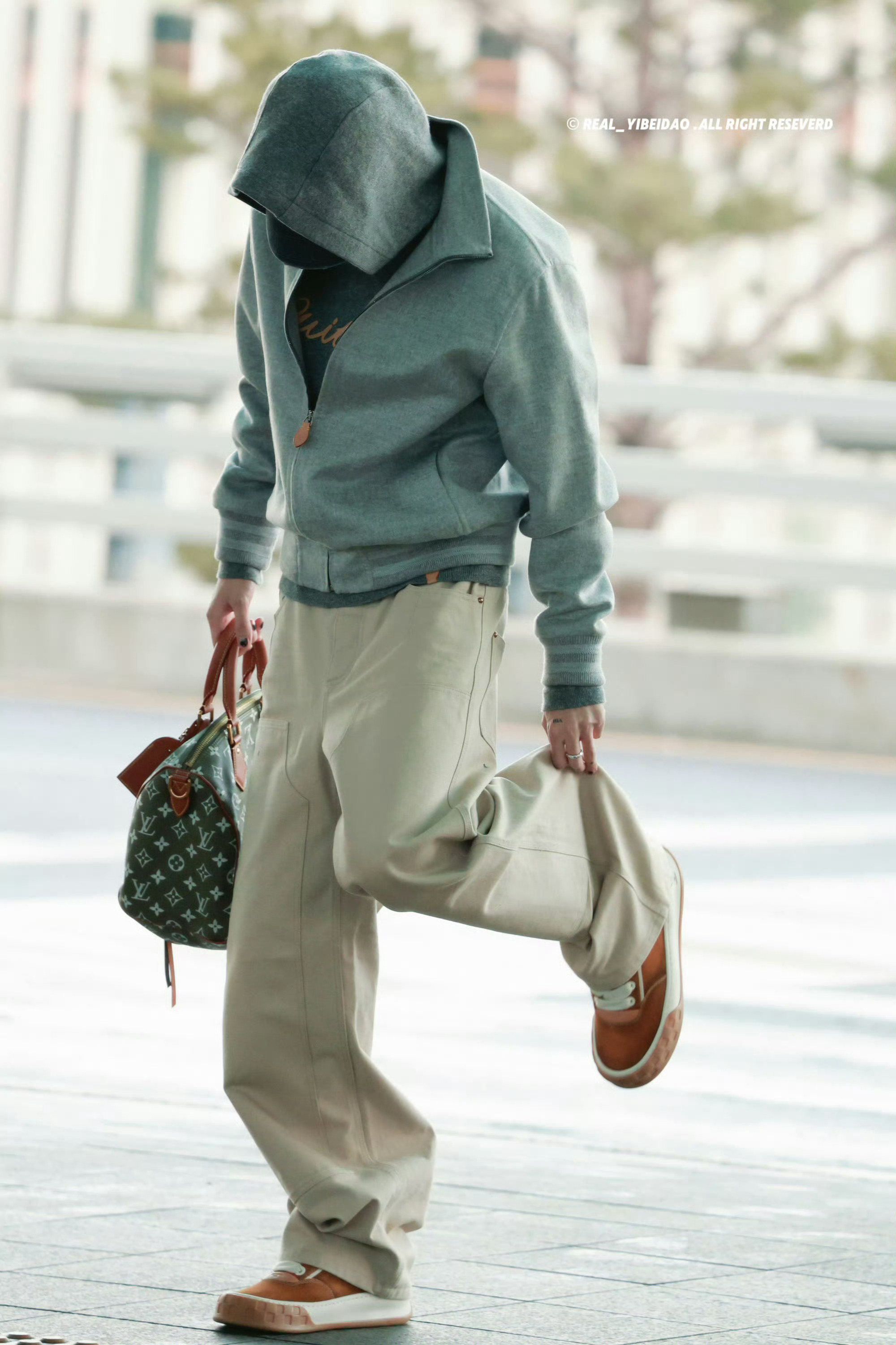 徐明浩 × Louis Vuitton 2026秋冬男装大秀机场出发造型 📸 