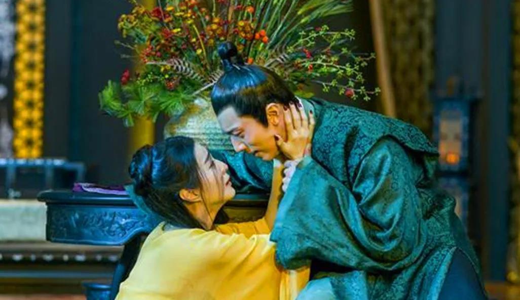 天宝十五载六月，玄宗西逃入蜀，车驾行至马嵬驿，禁军哗变。杨国忠先被乱刀砍死，首级