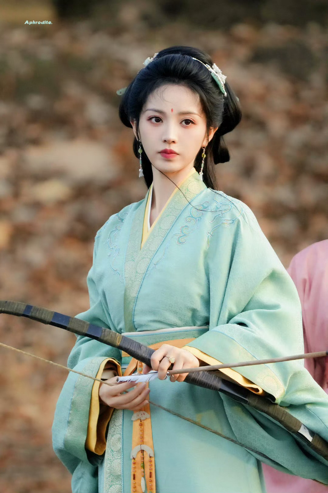 正在拍的古装女主妆造，你get谁？虞书欣：云初令        田曦薇：嫁金钗 