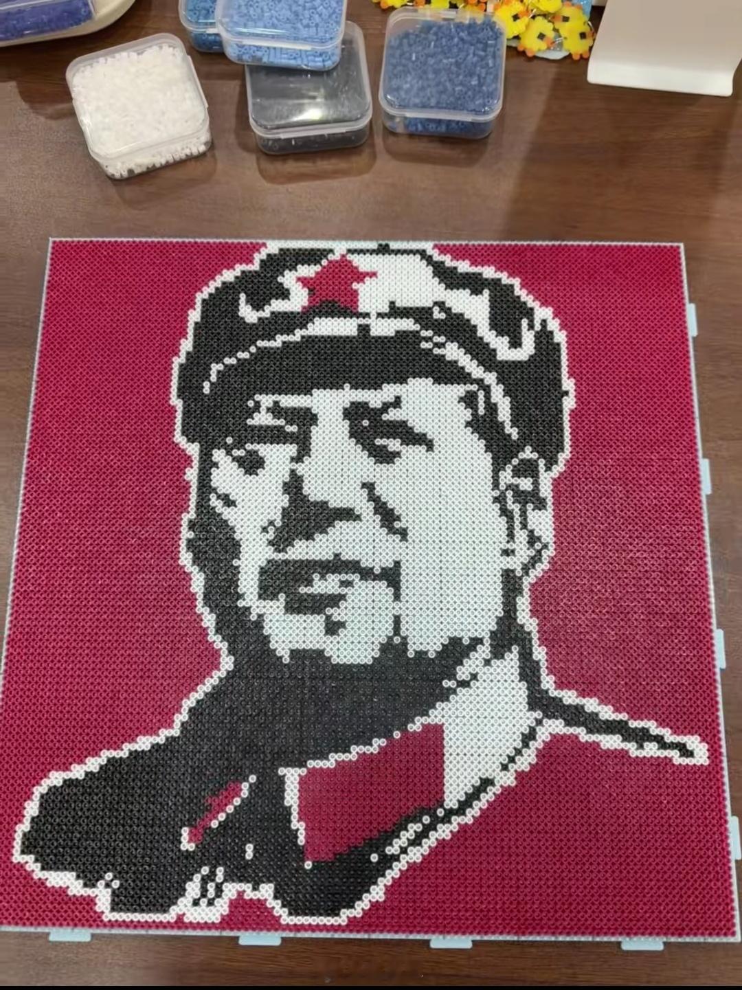 刷到别人的拼豆作品，向来无感。直到看见这个。然后我去搜，吓了一大跳，拼豆界有不少