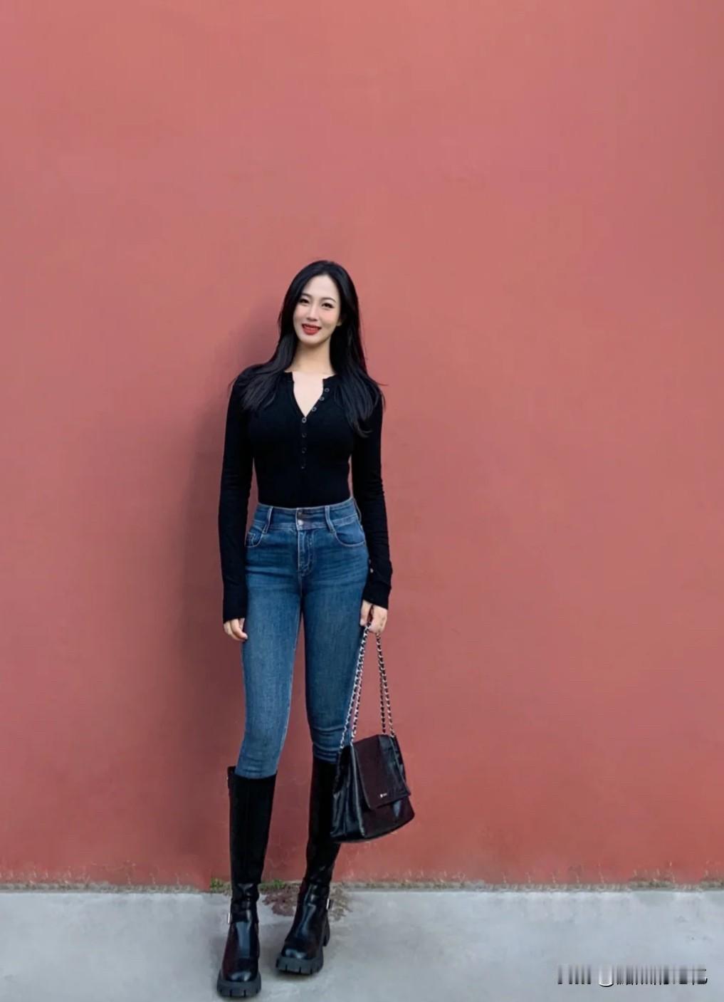 窄腿牛仔配厚底短靴：瞬间拉长双腿，矮个子也能穿出超模比例！[比心][比心][比心