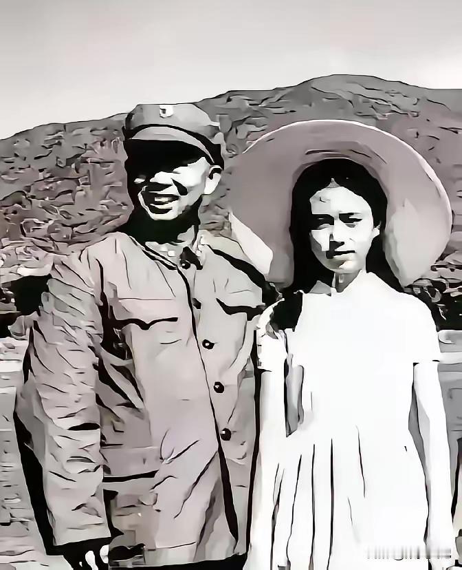 这张黑白老照片拍于1964年福建漳州，左边身穿军装开怀大笑的是开国上将、首任空军
