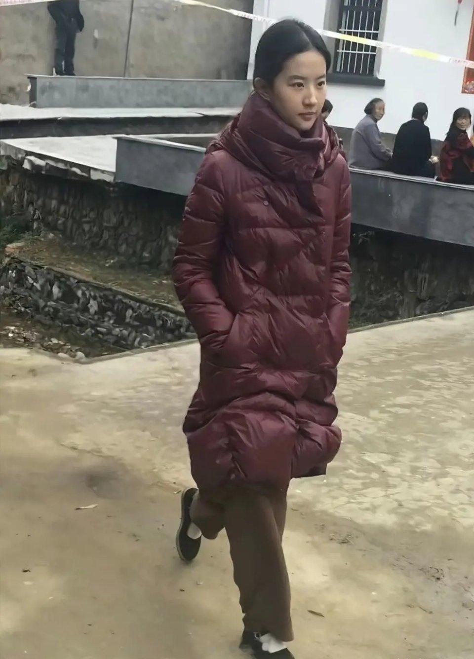 不亏是刘亦菲，穿这么土的衣服都好看 