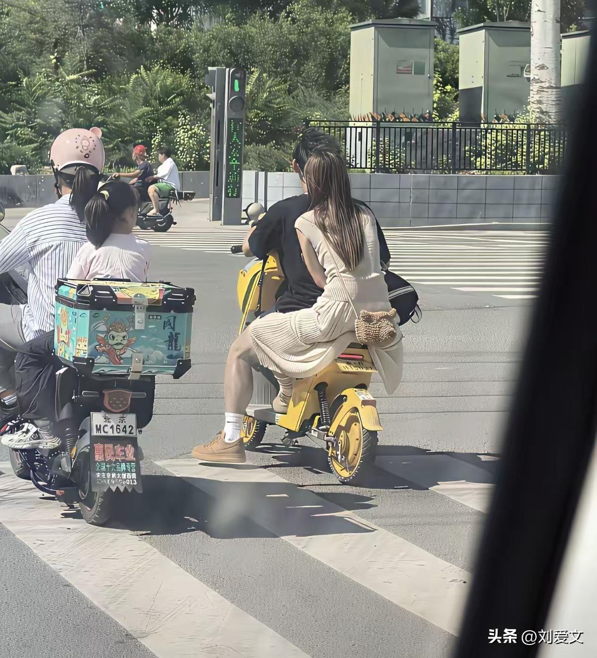 我开着特斯拉，身高一米八，为什么没有女朋友呢？
再看看这位，骑着个公共破电驴，美