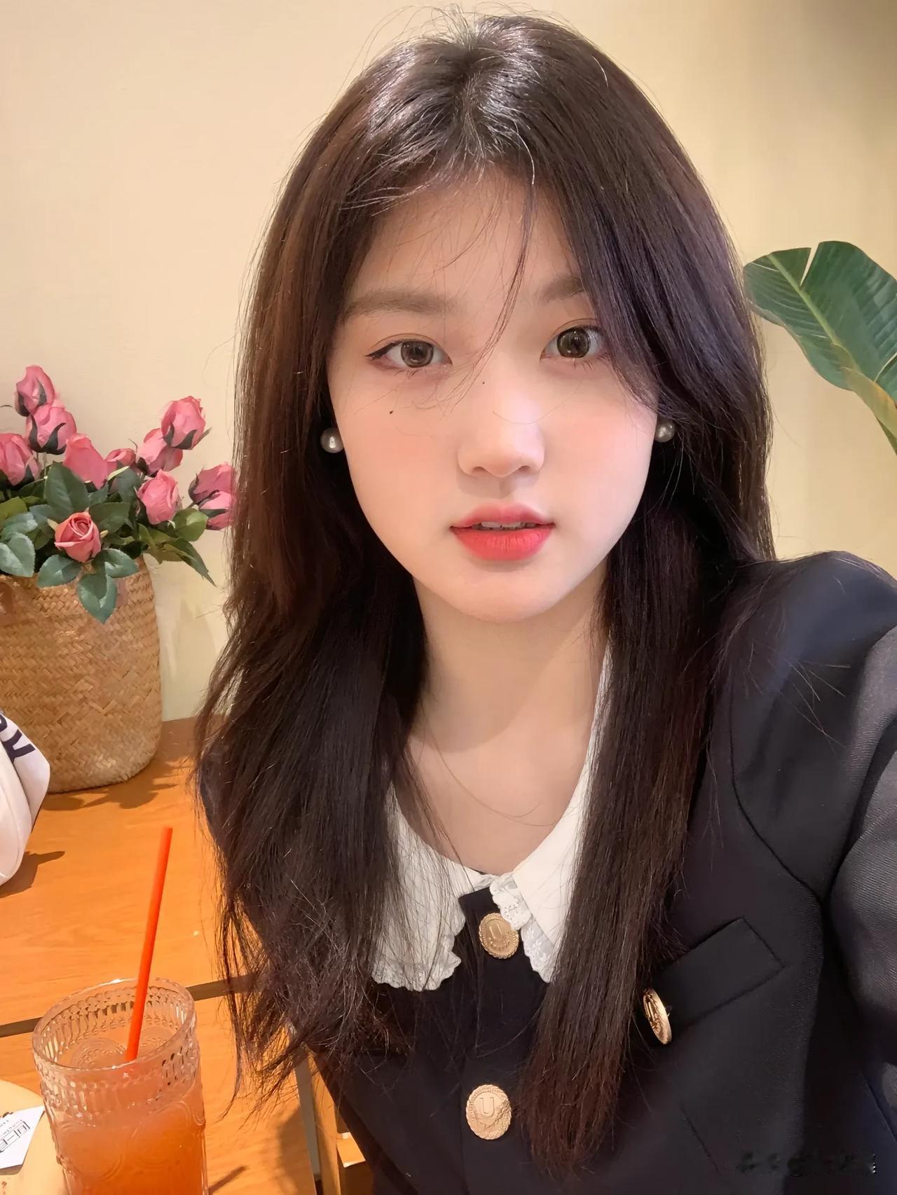 花前美人影，杯中酒意浓。