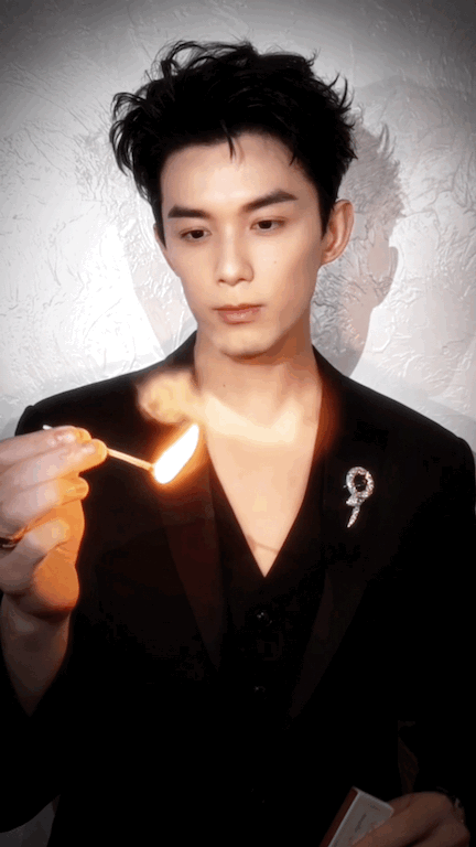 吴磊在我心上点火被吴磊的新造型帅到窒息！黑西装衬得气质超绝，大背头把精致五官全展