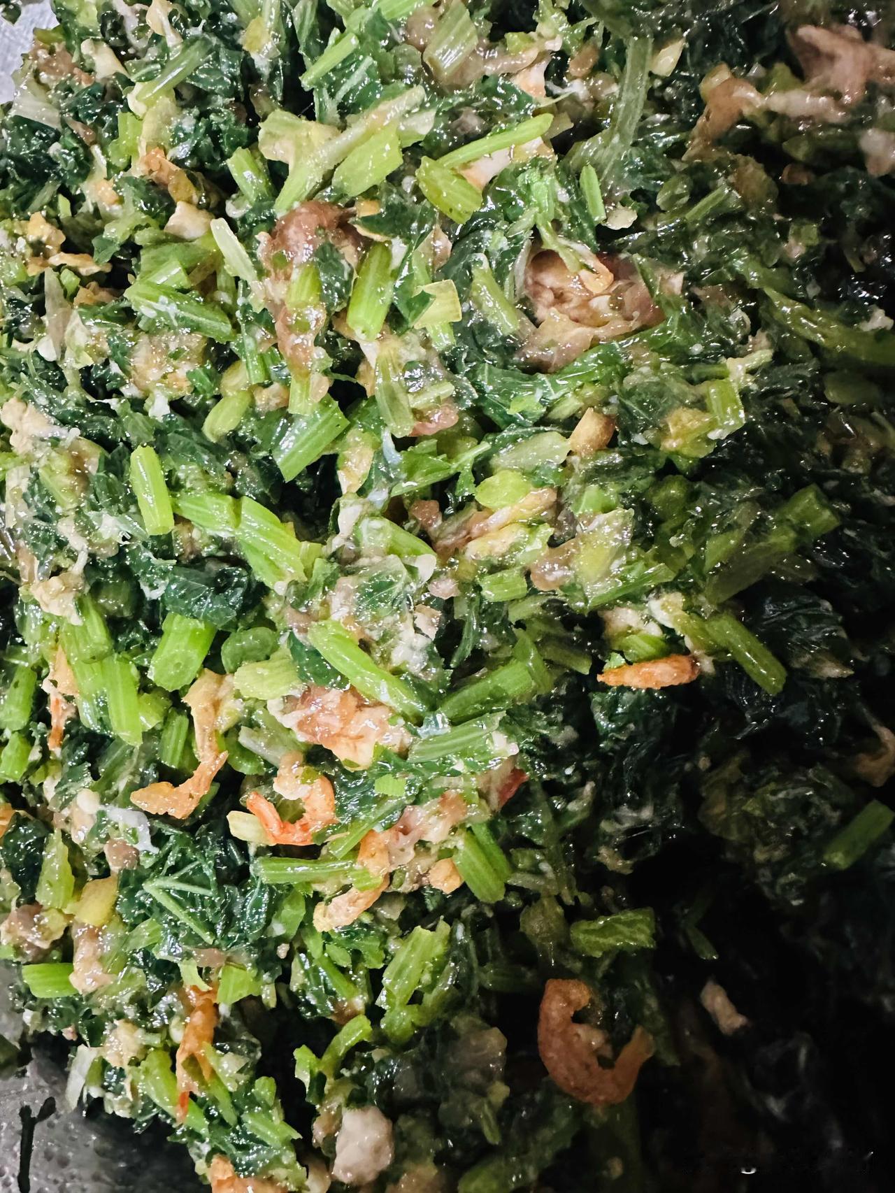 《吃野菜的日子》
抱着保温箱进门老爷们惊讶的问：“亲娘来，她大妈，你又买回来什么