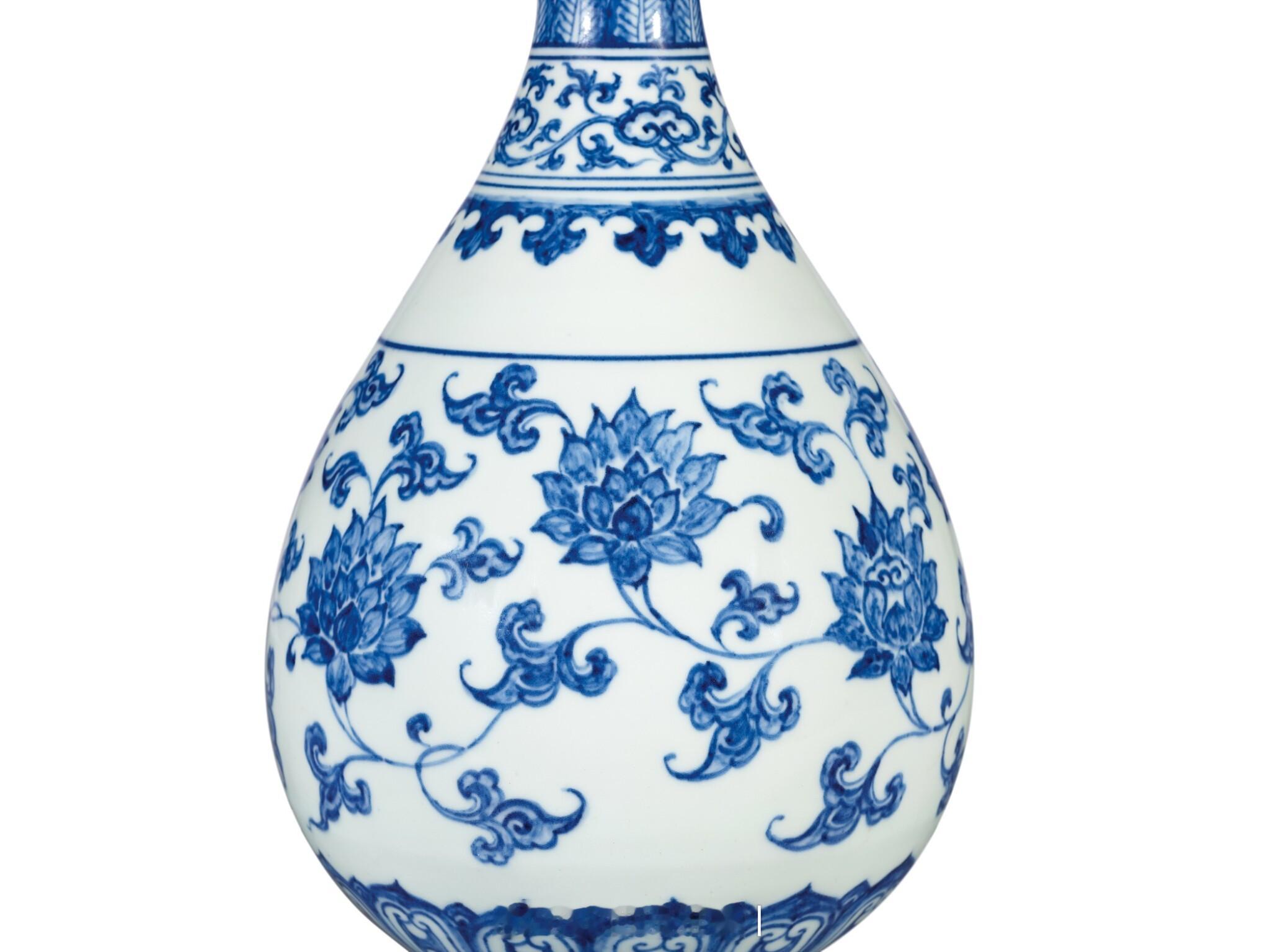 明成化 青花缠枝莲玉壶春瓶明成化青花瓷器，极其珍罕，如此硕大立件，更无同例者可作