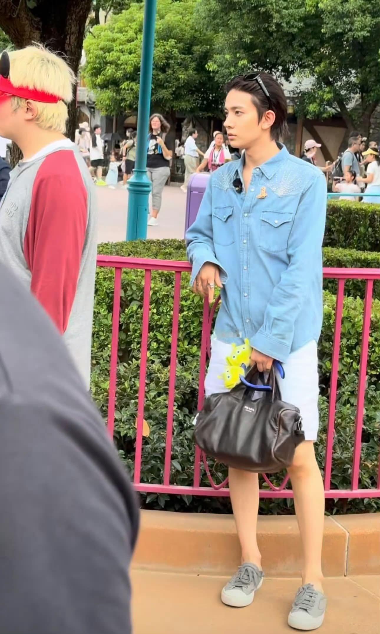 这双鞋是不是去年10.24演唱会彩排穿的那双 