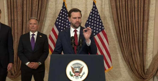 美国副总统哈里斯整整谈了21个小时！ 
 
她带着白宫最高级别的授权，带着一整支