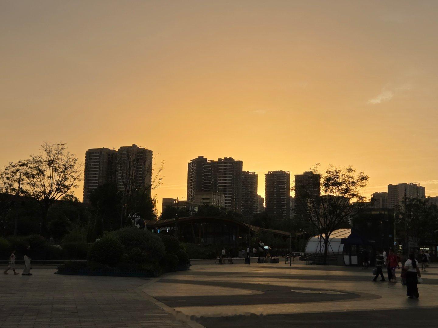随手拍成都成都天空落日余晖映晚霞一抹夕阳美如画城市影像记手机摄影爱好者7月18日