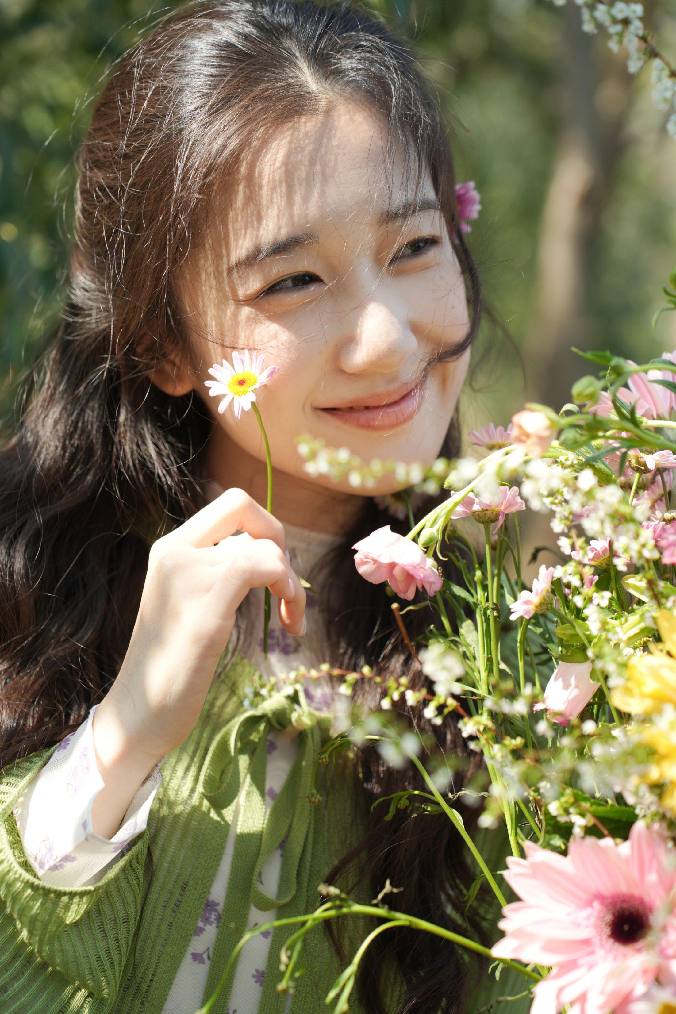 靠近你就是明媚春天。