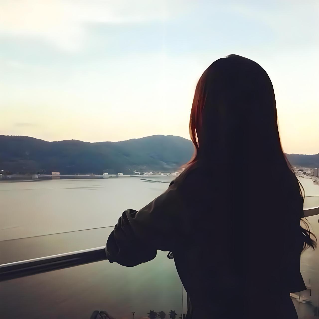 富人和穷人回老家过年，藏在待人接物的分寸里
穷人回老家，总爱主动凑亲戚堆里搭话，