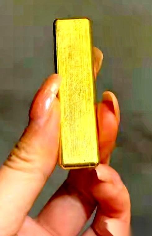 上午刚刷到金价973一克，下午再看，手机上的数字已经跳到了986。
就这一下午，