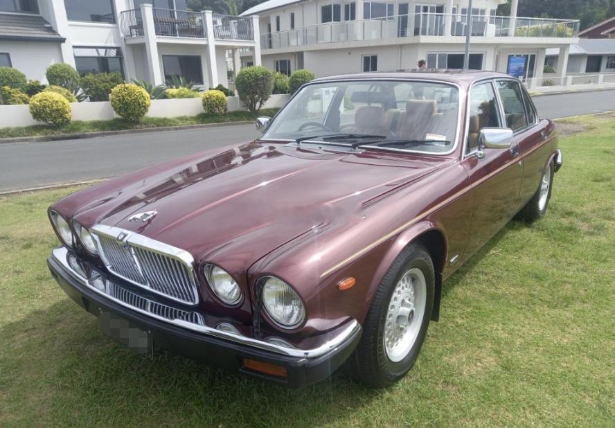 捷豹XJ6的4.2，这是1984年在新西兰上的牌，排气量不小，行驶了20万公里，