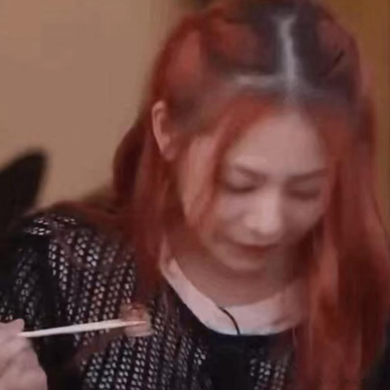 女团妹妹拍摄中乳牙掉了真实的童工冲击！查了下妹妹2011年出生，今年13岁还真是