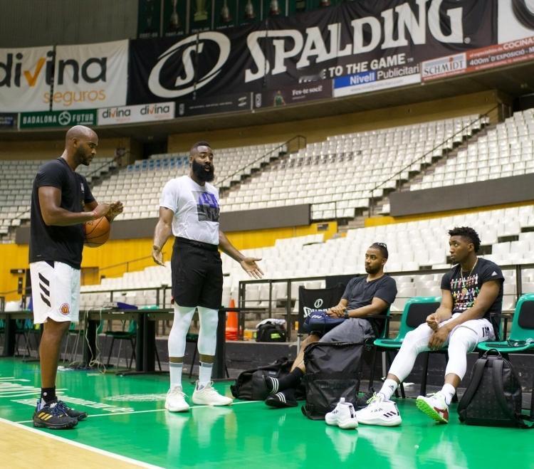 哈登和米切尔已经开始一起训练了！
哈登在社媒晒出他和米切尔等人在训练完后的照片，