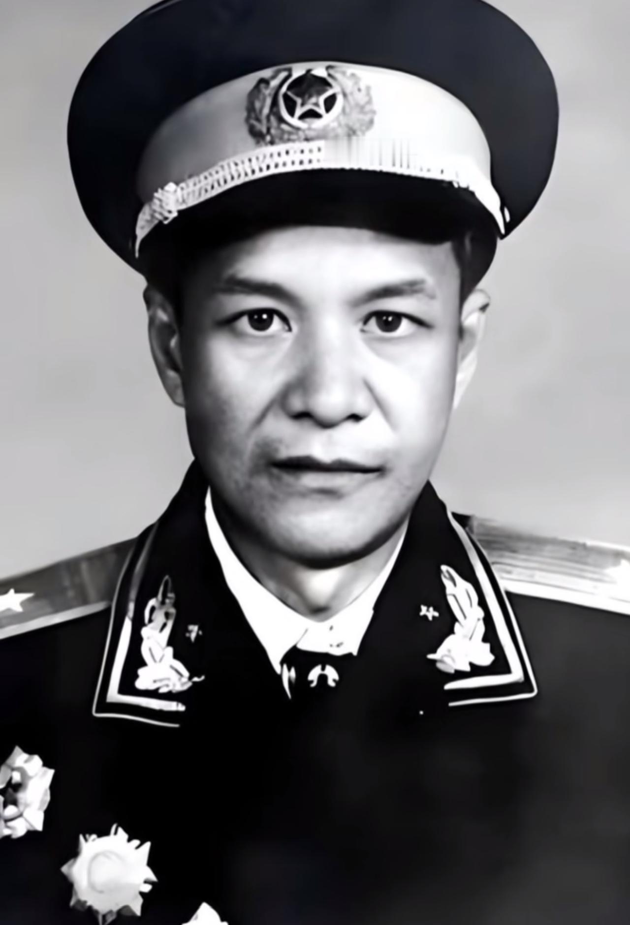 他是开国少将，四野12师师长￼￼￼。1948年辽沈战役，率部死守塔山六昼夜，打出