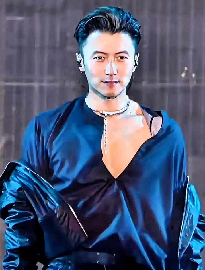 谢霆锋怎么突然温顺成这样了。
当年叛逆桀骜，眼神全是锋芒。
如今露面总是眉眼带笑