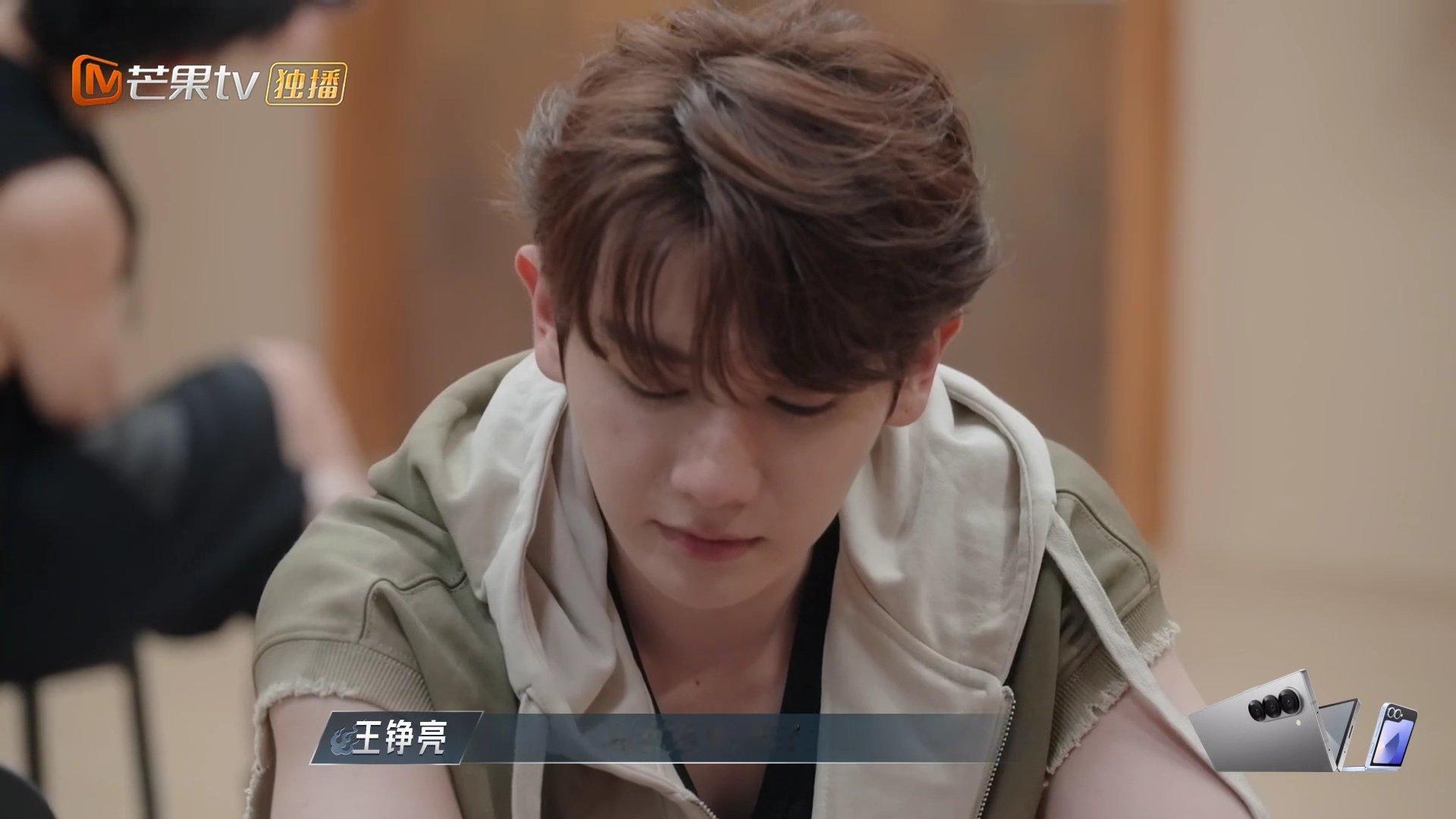 #王铮亮把高卿尘唱emo了# 高卿尘在听完王铮亮讲他爸爸的故事之后，再听他唱歌?