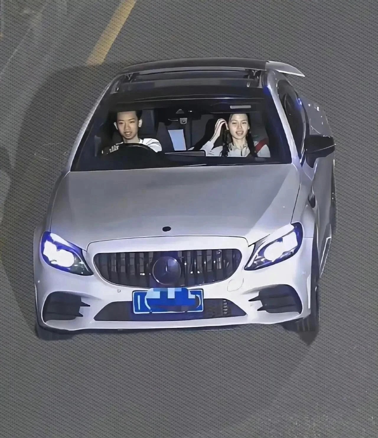 朋友送我媳妇回家 路上咋还违章了？ ​​​