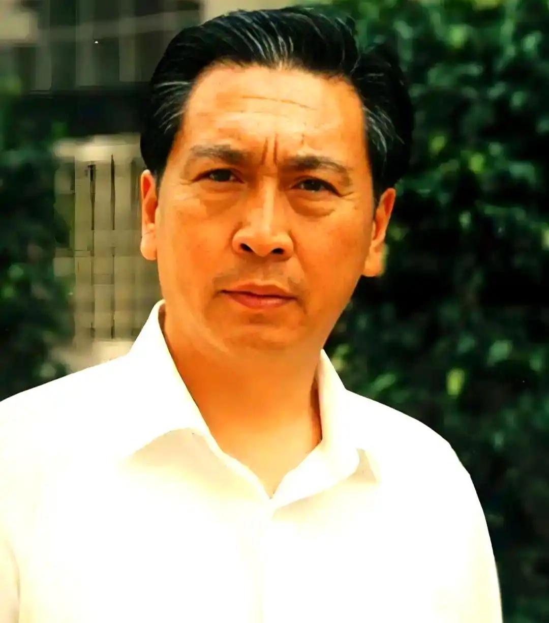 正在播出的电视剧《扁豆爱焖面》里，看到演员毕彦君了，剧里叫袁保国，有一儿一女 ，