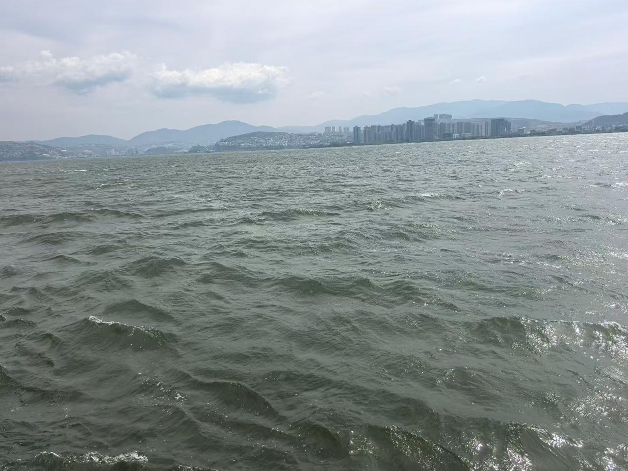 人的幸福和不幸福取决于人的欲望！

有的人欲望很高，对丈夫要求能挣大钱还要顾家，