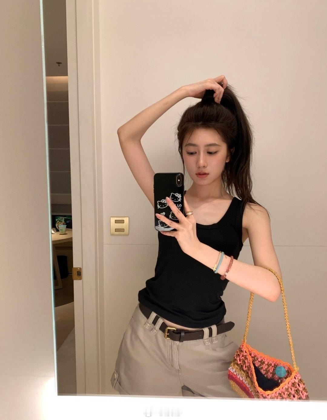刷到一个好看的小姐姐还在用iPhone Xs。 ​​​