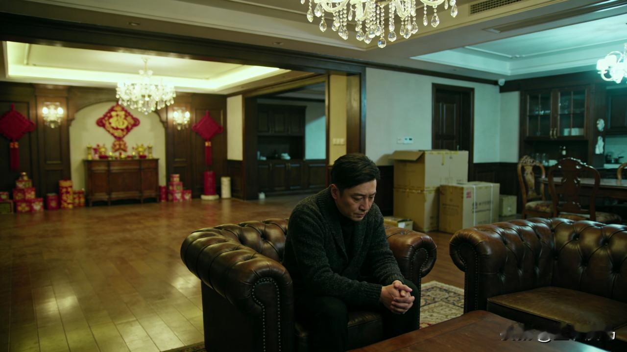 推开家门的那一刻，除了一股热浪外还有一股子寂静扑面而来，瞬间填满了屋子的每一个角