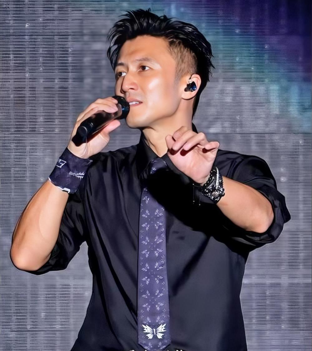 谢霆锋。四十多岁的人了，演唱会开得像恋爱告白现场。

青岛那一场，王菲没来，《玉