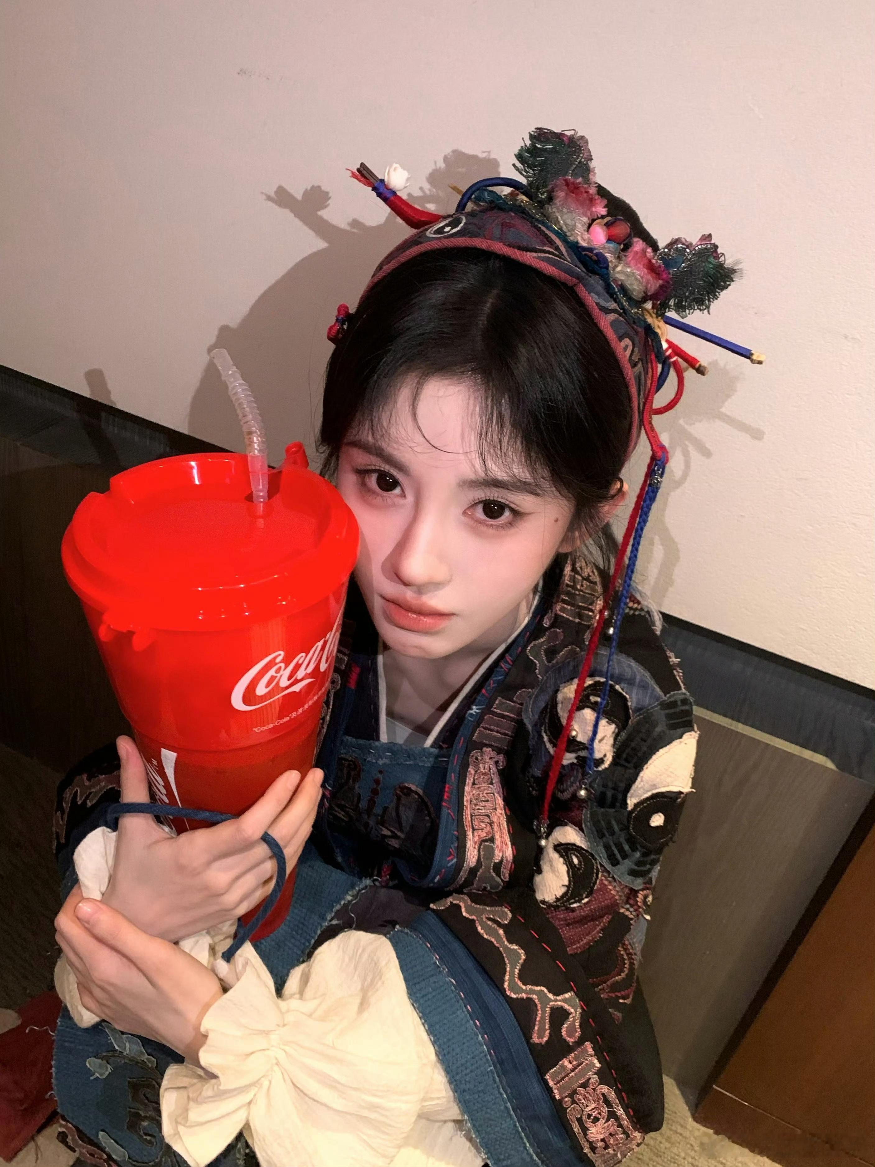 鞠婧祎抱了超大杯子 鞠婧祎抱了超大杯子，真的是觉得这个杯子比咱们姐姐脸还要大。大
