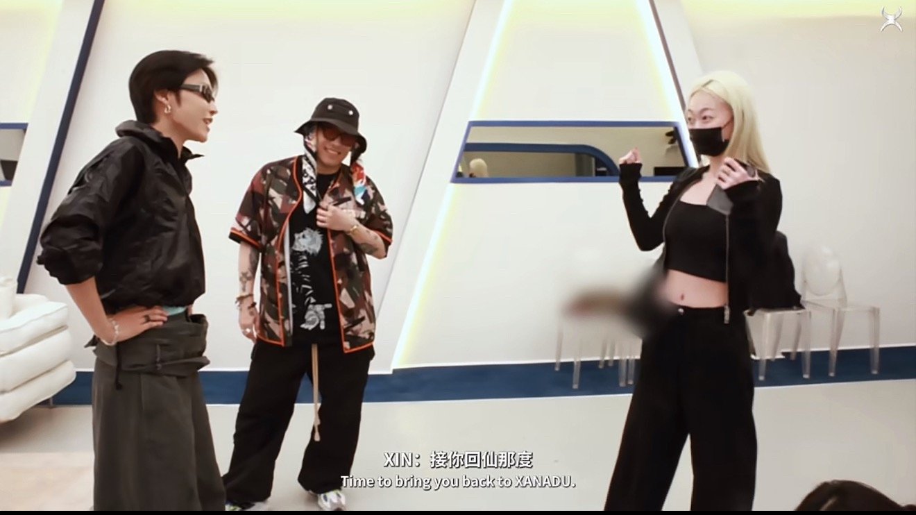 姐们儿没驾照还想当司机？要是自己都不把自己当腕儿，别人不把你当回事儿也正常，自己