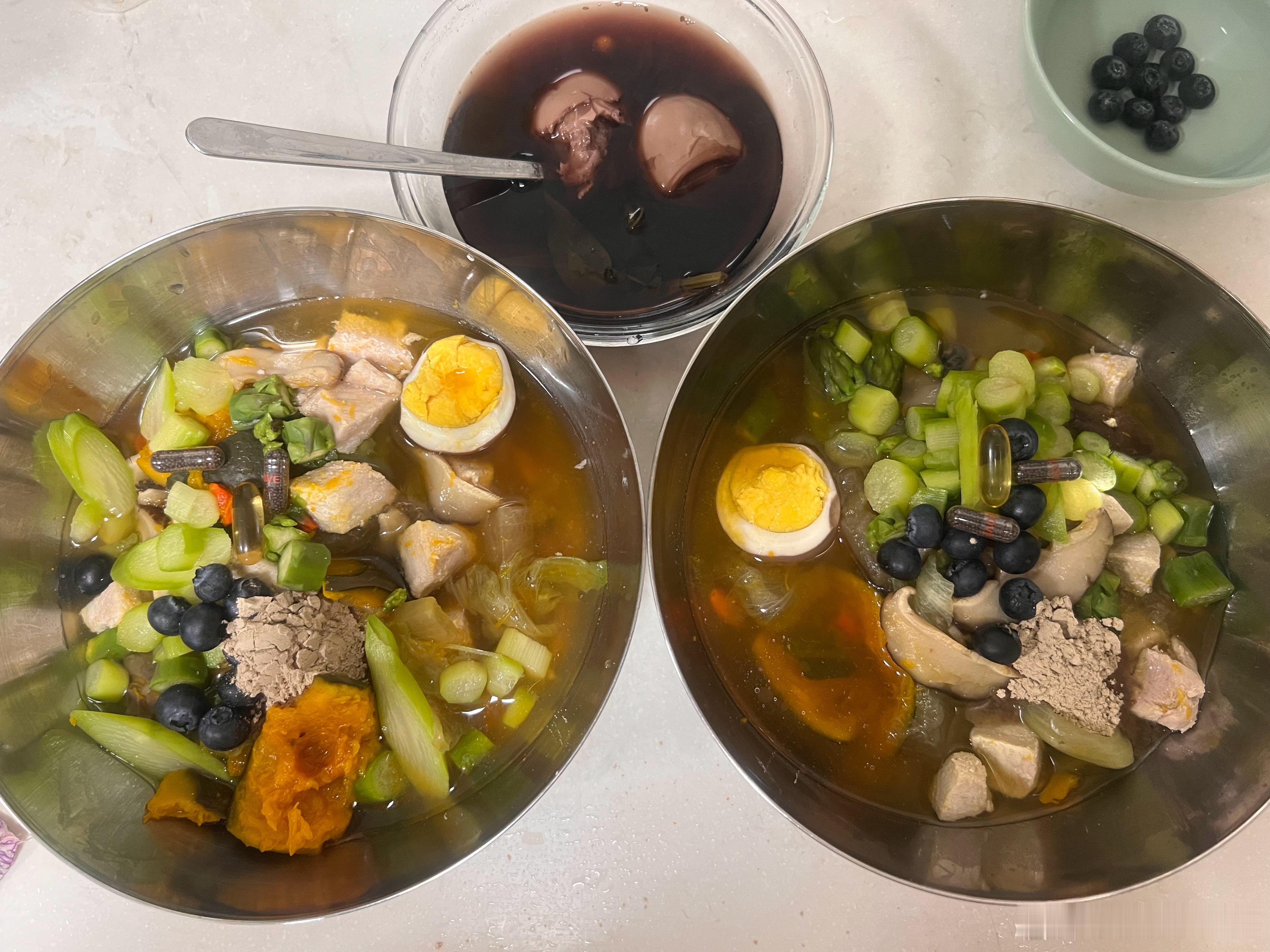 总有小狗会羡慕你的生活吧，你要是不乐意就搬出去，让别的小狗住进来。 ​​​