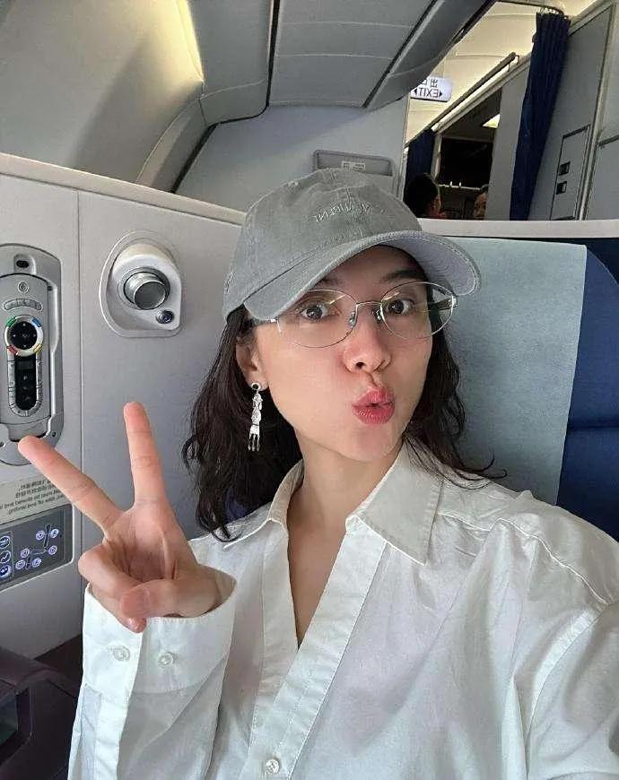 宋佳白色衬衣裙大片释出，少女感拉满！
 
今日，宋佳一组全新时尚大片释出，照片里