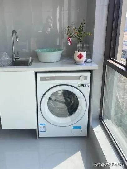 尤其是攒了一堆脏衣服的时候，看着盆里混在一起的外套、内衣、袜子，还有娃的口水巾，