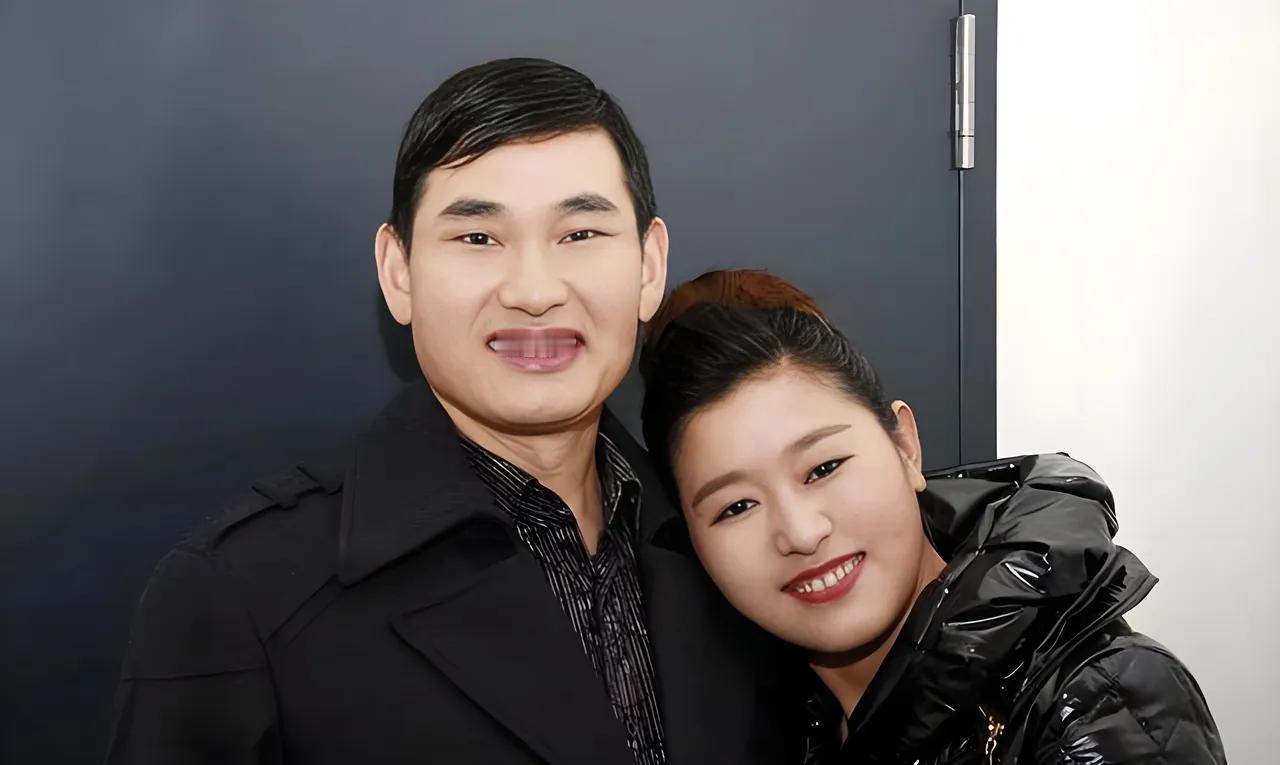 大衣哥曾称：没出名那两年，家里穷得叮当响，媳妇远赴新疆摘棉花，一斤才赚五毛钱，挣