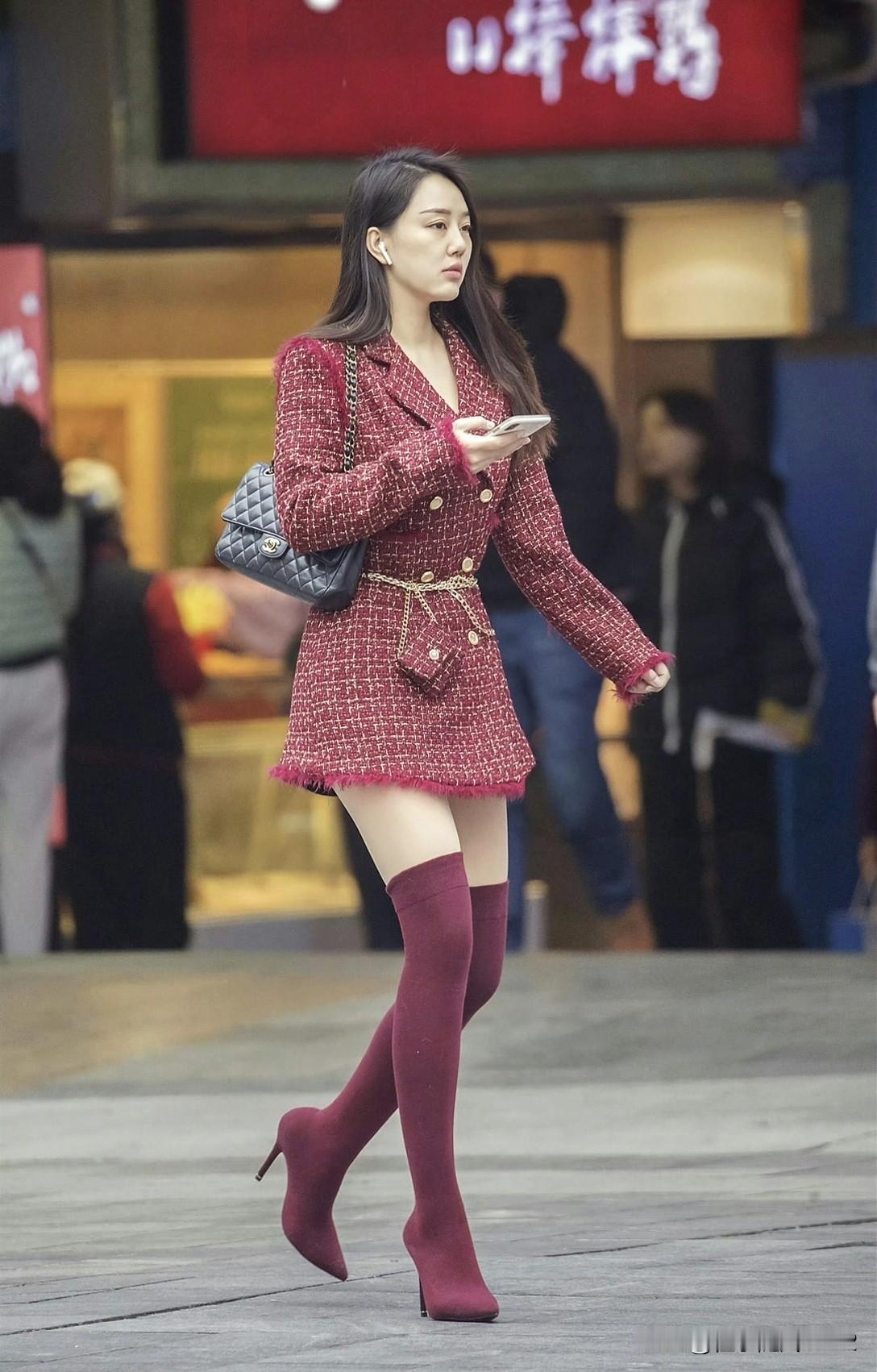 都市女郎穿搭指南：红色格纹外套+高筒靴，时尚感爆棚